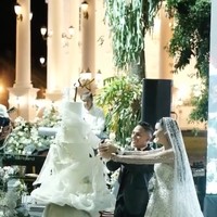 Untuk acara resepsinya Susan terlihat cantik mengenakan gaun pengantin putih dipadukan dengan kerudung panjang yang senada dengan gaun yang dikenakannya. Unggahan Susan itu pun banjir ucapan selamat dari para netizen. Foto: Instagram/@susansameeh