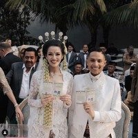 Tak pernah mengumbar kisah cintanya, aktris cantik Susan Sameh berhasil mengejutkan para penggemarnya usai tiba-tiba menikah dengan pria bernama Khalid Atamimi. Keduanya resmi menjadi pasangan suami-istri pada Sabtu (27/7/24). Foto: Instagram/@susansameeh