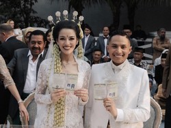 8 Foto Pernikahan Susan Sameh & Pria Asal Hamburg, Menawan Dengan Adat Sunda