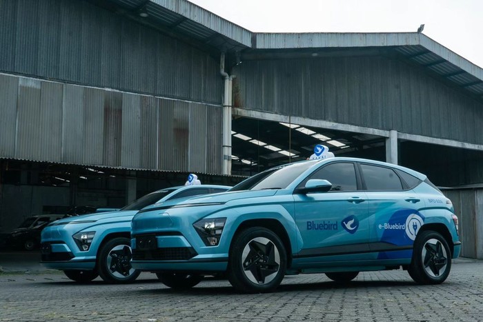 Taksi listrik Hyundai Kona Electric milik BlueBird. Taksi listrik Hyundai Kona Electric milik BlueBird.