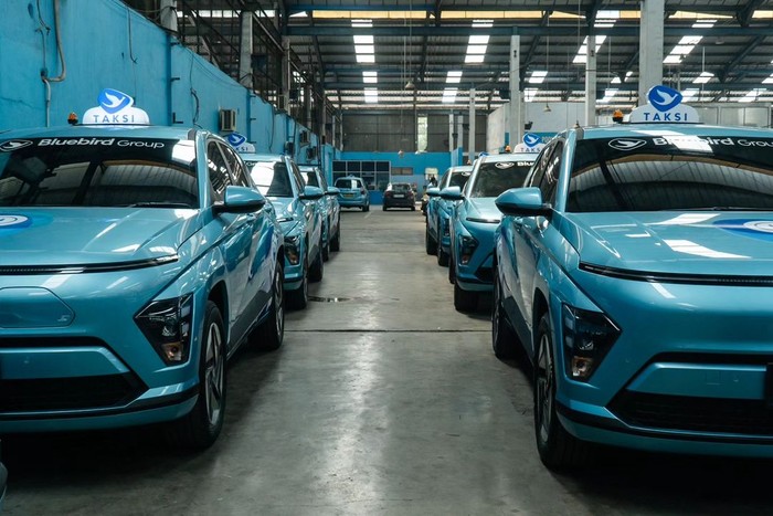 Taksi listrik Hyundai Kona Electric milik BlueBird. Taksi listrik Hyundai Kona Electric milik BlueBird.