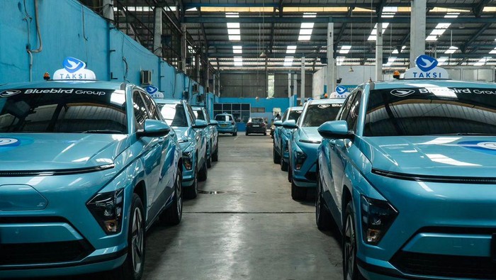 Taksi listrik Hyundai Kona Electric milik BlueBird.