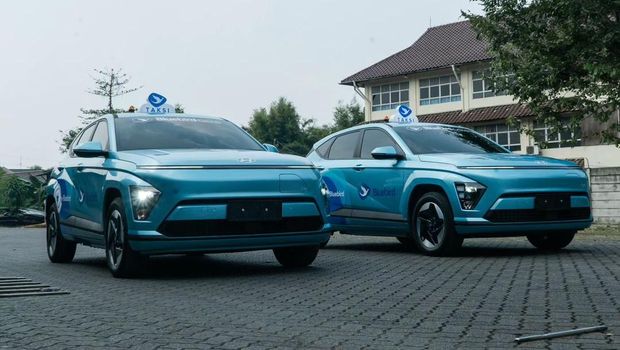 Taksi listrik Hyundai Kona Electric milik BlueBird.
