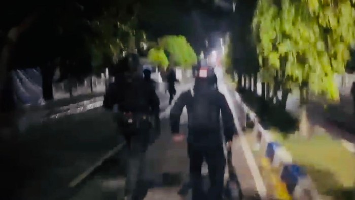 Tangkapan layar video bentrok Brimob vs polisi di Kota Tual, Maluku. Dokumen Istimewa