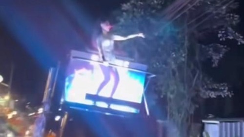 Tangkapan layar video viral penari erotis yang berlenggak-lenggok di atas bak mobil pikap keliling yang dinarasikan di kawasan Canggu, Kuta Utara, Badung, Bali.