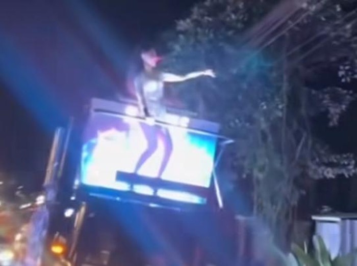 Tangkapan layar video viral penari erotis yang berlenggak-lenggok di atas bak mobil pikap keliling yang dinarasikan di kawasan Canggu, Kuta Utara, Badung, Bali.