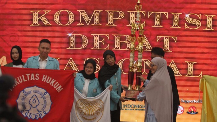 Tim dari Universitas 11 Maret Surakarta (UNS) saat menjuarai Lomba Debat Nasional Law Fair 2024 yang dilaksanakan Fakultas Hukum Universitas Pasundan (Unpas).