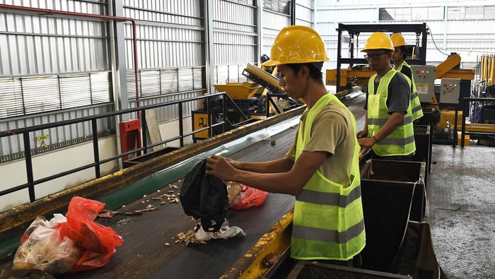 TPST Cibitung Mulai Diuji Coba, Begini Penampakannya Sejumlah operator menampung hasil sampah plastik yang sudah dicacah untuk dikeringkan saat uji coba TPST (Tempat Pengolahan Sampah Terpadu) Kertamukti di Cibitung, Kabupaten Bekasi,Jawa Barat, Rabu (31/7/2024). TPST dengan luas 6.000 meter persegi tersebut direncanakan dapat mengolah 50 ton sampah per hari menjadi bahan bakar alternatif RDF dan MDU (Material Daur Ulang) guna mengurangi penumpukan sampah di Tempat Pembuangan Akhir Burangkeng. ANTARA FOTO/Fakhri Hermansyah/aww.