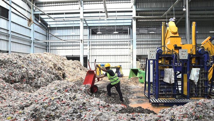 Sejumlah operator menampung hasil sampah plastik yang sudah dicacah untuk dikeringkan saat uji coba TPST (Tempat Pengolahan Sampah Terpadu) Kertamukti di Cibitung, Kabupaten Bekasi,Jawa Barat, Rabu (31/7/2024). TPST dengan luas 6.000 meter persegi tersebut direncanakan dapat mengolah 50 ton sampah per hari  menjadi bahan bakar alternatif RDF dan MDU (Material Daur Ulang) guna mengurangi penumpukan sampah di Tempat Pembuangan Akhir Burangkeng. ANTARA FOTO/Fakhri Hermansyah/aww.