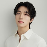 Nam Da Reum pun memutuskan untuk menyelesaikan wajib militer sejak usia muda. Biasanya aktor dan penyanyi Korea baru berangkat saat mendekati 29 tahun, batas usia mengikuti wajib militer bahkan di tengah puncak popularitas. Namun, Nam Da Reum berangkat wajib militer pada 8 Februari 2022 lalu di usianya yang menginjak 20 tahun. Foto: Instagram