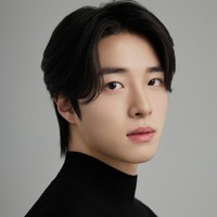 “Setelah menyelesaikan wajib militer, Nam Da Reum kembali sebagai aktor yang lebih dewasa. Dimulai dengan perilisan profile photo ini, dia akan aktif mengejar karier aktingnya mulai paruh kedua tahun ini,” ungkap agensi Nam Da Reum, meminta penggemar menantikan comeback-nya. Dia dibebastugaskan pada 7 Agustus 2023 dan sempat menjalani rehat selama setahun. Foto: Instagram