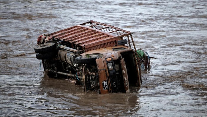 A partially submerged vehicle is pictured in the flooded area along the bank of the overflowing Bagmati River following heavy rains in Kathmandu, Nepal, July 31, 2024. REUTERS/Navesh Chitrakar