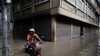 Sungai yang meluap menyebabkan banjir di sejumlah kawasan Kathmandu.  