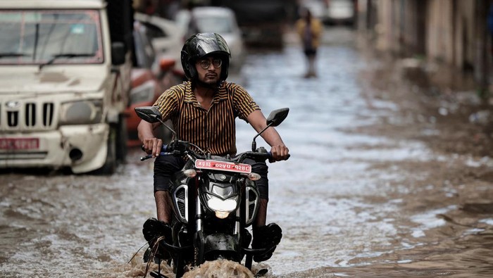A partially submerged vehicle is pictured in the flooded area along the bank of the overflowing Bagmati River following heavy rains in Kathmandu, Nepal, July 31, 2024. REUTERS/Navesh Chitrakar