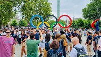 Pelataran Monumen Bastille yang ramai