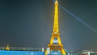 Menara Eiffel yang dihiasi logo Olimpiade di malam hari