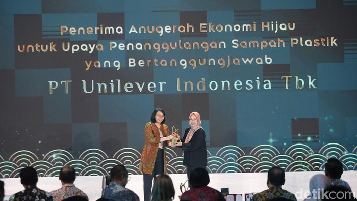 PT Unilever Indonesia Tbk mendapatkan Anugerah Ekonomi Hijau dari detkcom dalam Upaya Penanggulangan Sampah Plastik yang Bertanggungjawab.