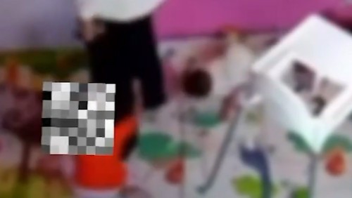 Video seorang anak usia 2 tahun diduga dianiaya pemilik jasa penitipan anak (daycare) di Depok viral.