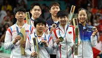 Momen langka itu terjadi setelah pemberian medali tenis meja ganda campuran di Olimpiade Paris. Korsel meraih medali perunggu dan Korut memenangi perak dan China meraih emas.