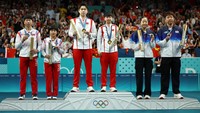 Peraih medali emas Chuqin Wang dan Yingsha Sun dari China berpose di podium setelah menang bersama peraih medali perak Jong Sik Ri dan Kum Yong Kim dari Korea Utara serta peraih medali perunggu Jonghoon Lim dan Yubin Shin dari Korea Selatan, Selasa (30/7/2024).
