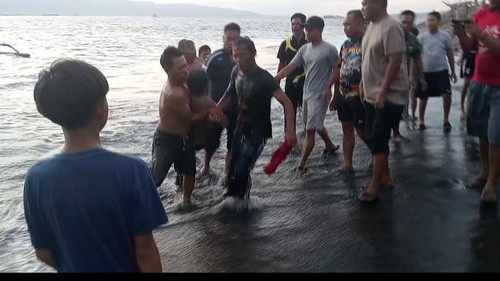 Warga mengevakuasi pria asal Jember yang nekat mencoba mengakhiri hidup dengan menceburkan diri di Selat Bali, tepatnya di kawasan Lingkungan Asih Barat, Kelurahan Gilimanuk, Jembrana, Bali, Rabu (31/7/2024). (Foto: Dok. Polsek Gilimanuk)