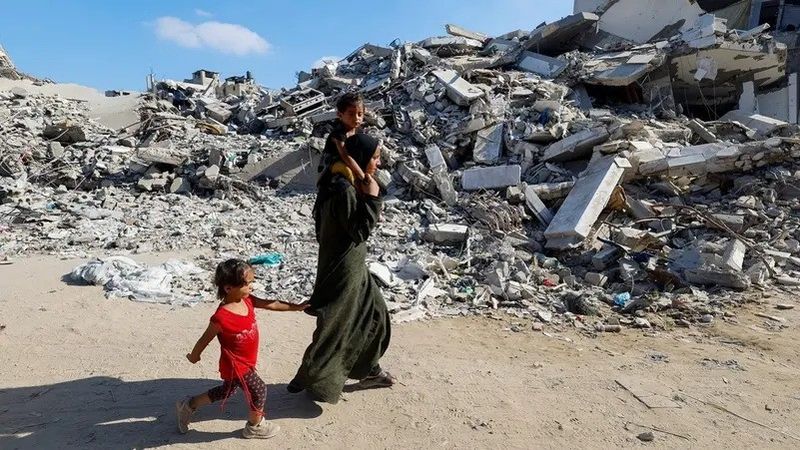 Palestinians make their way to return to neighborhoods in the eastern side of Khan Younis after Israeli forces pulled out from the area in the southern Gaza Strip on July 30, 2024. (Reuters)