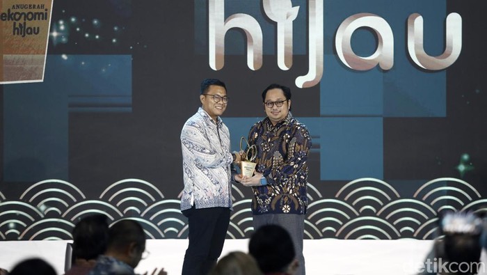 Wuling Terima Anugerah Ekonomi Hijau