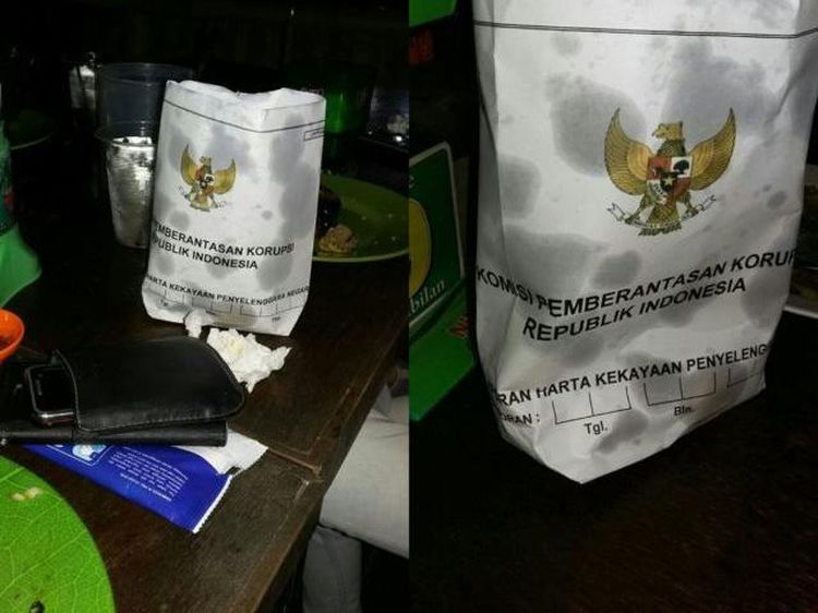 10 Bungkus Gorengan Ini Pakai Kertas Akta Nikah hingga Ijazah Orang!