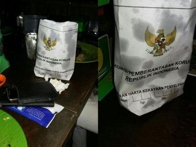 10 Bungkus Gorengan Ini Pakai Kertas Akta Nikah hingga Ijazah Orang!