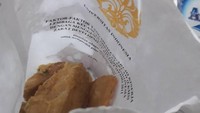 Susah-susah mengerjakan skripsi untuk meraih gelar sarjana dari universitas negeri bergengsi, skripsi milik seorang mahasiswa ini berakhir jadi bungkus tahu dan tempe goreng. Foto: Pool/Site