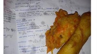 Netizen yang satu ini kaget saat beli risol dan tahu isi tapi bungkusnya merupakan catatan rumus statistika. Foto: Pool/Site