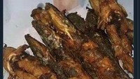 Waduh, kalau bungkus ikan goreng ini bukan berkas penting melainkan koran yang berisi foto aktor tampan Korea Selatan, Park Seo Joon.  Foto: Pool/Site