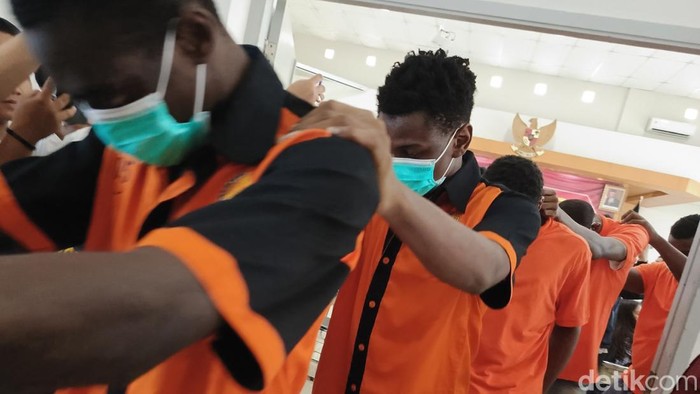 12 Warga Negara Asing asal Nigeria ditangkap di Lampung karena jaringan penipuan love scamming.