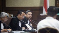 Jaksa Penuntut Umum KPK membacakan dakwaan dalam sidang perdana perkara dugaan pungutan liar (pungli) dalam lingkungan Rumah Tahanan (Rutan) KPK di Pengadilan Tipikor, Jakarta, Kamis (1/8/2024).  