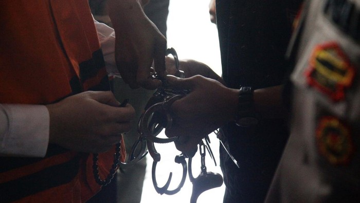 Sebanyak 15 orang terdakwa kasus pungutan liar (pungli) di Rutan KPK menjalani sidang. Sidang perdana ini mendengarkan dakwaan jaksa.