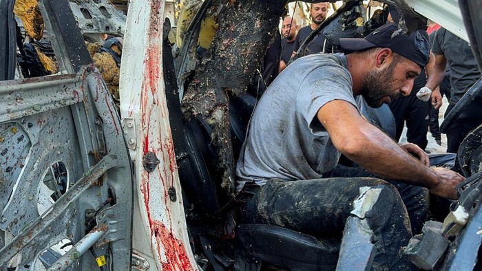 2 Jurnalis Al Jazeera Tewas Dibom Israel Palestinians inspect a vehicle where Al Jazeera TV said its reporter Ismail al-Ghoul and cameraman Ramy El Rify were killed in an Israeli strike, in Gaza City July 31, 2024. REUTERS/Ayman Al Hassi