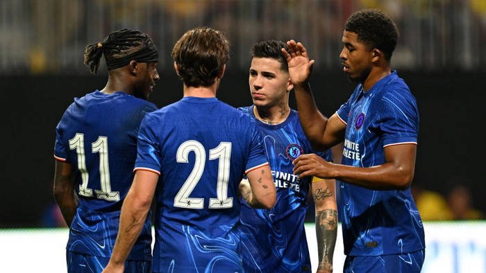 ATLANTA, GEORGIA - JULY 31:   Noni Madueke of Chelsea celebrates scoring his sides third goal from a penalty with his team-mates during the Pre-Season Friendly match between Chelsea FC and Club America at Mercedes-Benz Stadium on July 31, 2024 in Atlanta, Georgia. (Photo by Darren Walsh/Chelsea FC via Getty Images)