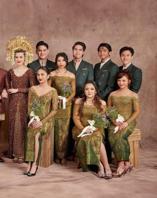 Azizah Salsha memilih atasan kebaya v-neck semi sabrina yang dipadukan dengan rok berbelahan tinggi. Sementara Amel Carla memilih atasan kebaya bermodel sabrina dipadukan dengan rok lilit tanpa belahan. Foto: Instagram