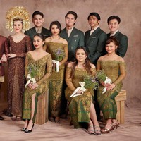 Azizah Salsha memilih atasan kebaya v-neck semi sabrina yang dipadukan dengan rok berbelahan tinggi. Sementara Amel Carla memilih atasan kebaya bermodel sabrina dipadukan dengan rok lilit tanpa belahan. Foto: Instagram