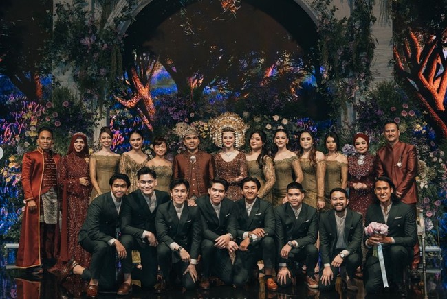 Pemilihan warna hijau untuk seragam para bridesmaid tampak serasi dengan warna busana pengantin dan keluarga yang berwarna merah marun. Selain itu warna tersebut juga tak pasaran untuk dijadikan sebagai seragam bridesmaid. Foto: Instagram