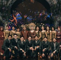Pemilihan warna hijau untuk seragam para bridesmaid tampak serasi dengan warna busana pengantin dan keluarga yang berwarna merah marun. Selain itu warna tersebut juga tak pasaran untuk dijadikan sebagai seragam bridesmaid. Foto: Instagram