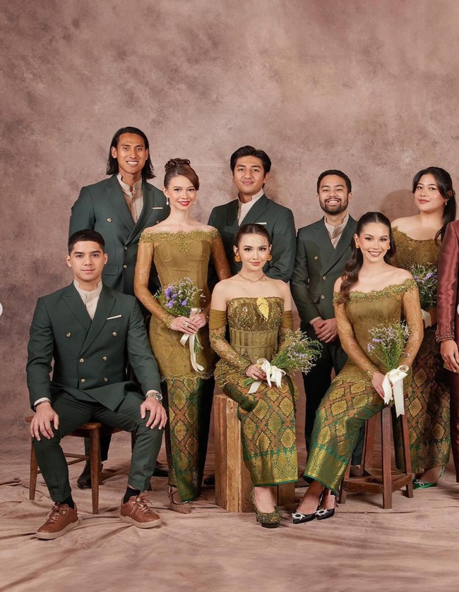 Sementara untuk acara resepsi, Thariq dan Aaliyah memilih seragam bridesmaid dan groomsman berwarna hijau. Terlihat para bridesmaid tampil cantik mengenakan kebaya dengan berbagai model. Foto: Instagram