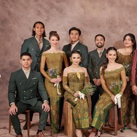 Sementara untuk acara resepsi, Thariq dan Aaliyah memilih seragam bridesmaid dan groomsman berwarna hijau. Terlihat para bridesmaid tampil cantik mengenakan kebaya dengan berbagai model. Foto: Instagram