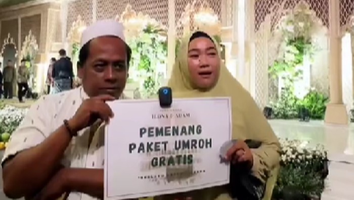 Acara pernikahan ada beragam kuliner khas Jawa Timur, aneka buah dan sayur, yang paling bikin takjub ada 13 orang yang mendapatkan hadiah umrah gratis.