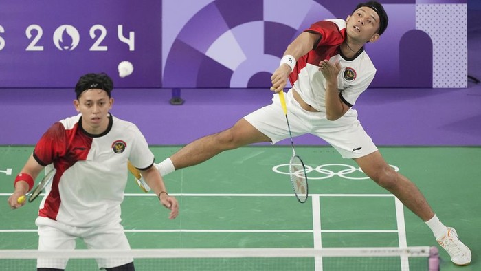Indonesias Fajar Alfian and Muhammad Rian Ardianto play against Chinas Liang Weikeng and Wang Chang during their mens doubles badminton quarterfinal match at the 2024 Summer Olympics, Thursday, Aug. 1, 2024, in Paris, France. (AP Photo/Dita Alangkara)