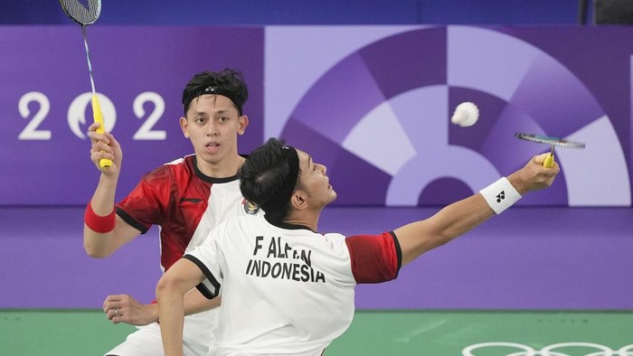 Indonesias Fajar Alfian and Muhammad Rian Ardianto play against Chinas Liang Weikeng and Wang Chang during their mens doubles badminton quarterfinal match at the 2024 Summer Olympics, Thursday, Aug. 1, 2024, in Paris, France. (AP Photo/Dita Alangkara)