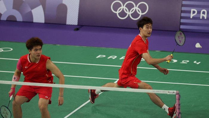 Akhir Perjalanan Fajar/Rian di Olimpiade Paris 2024 Paris 2024 Olympics - Badminton - Men's Doubles Quarterfinals - Porte de La Chapelle Arena, Paris, France - August 01, 2024. Wei Keng Liang of China and Chang Wang of China in action during the match against Fajar Alfian of Indonesia and Muhammad Rian Ardianto of Indonesia. REUTERS/Hamad I Mohammed
