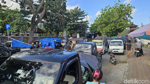 Aksi demo pedagang bermobil menolak berjualan dalam pasar pasca banyak yang berjualan di luar pasar tanpa penertiban petugas, Kamis (1/8/2024). (I Putu Budikrista Artawan/detikBali)