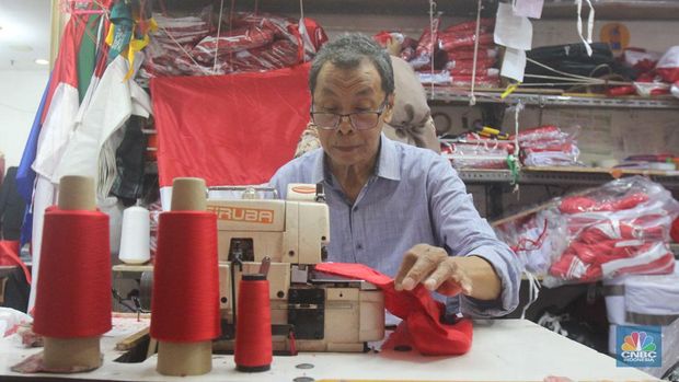 Aktivitas pekerja menjahit bendera merah putih di tempat konveksi dan toko di Blok 3 Pasar Senen, Jakarta Pusat, Kamis (1/8/2024). (CNBC Indonesia/Muhammad Sabki)