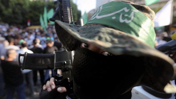 Anak-anak Lebanon Angkat 'Senjata' Setelah Kematian Pemimpin Hamas Supporters of the Islamist Hamas movement hold posters of Hamas political chief Ismail Haniyeh during a protest to condemn his killing, at the Palestinian refugee camp of Ein el-Hilweh near the southern port city of Sidon, Lebanon, Wednesday, July 31, 2024. Haniyeh, Hamas' political chief in exile who landed on Israel's hit list after the militant group staged its surprise Oct. 7 attacks, was killed in an airstrike in the Iranian capital early Wednesday. (AP Photo/Mohammed Zaatari)